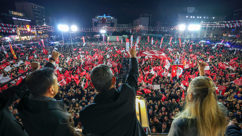Özgür Özel'den Bağcılar'da Sert Çıkış: 'Mart Sonunda Hazırım!'