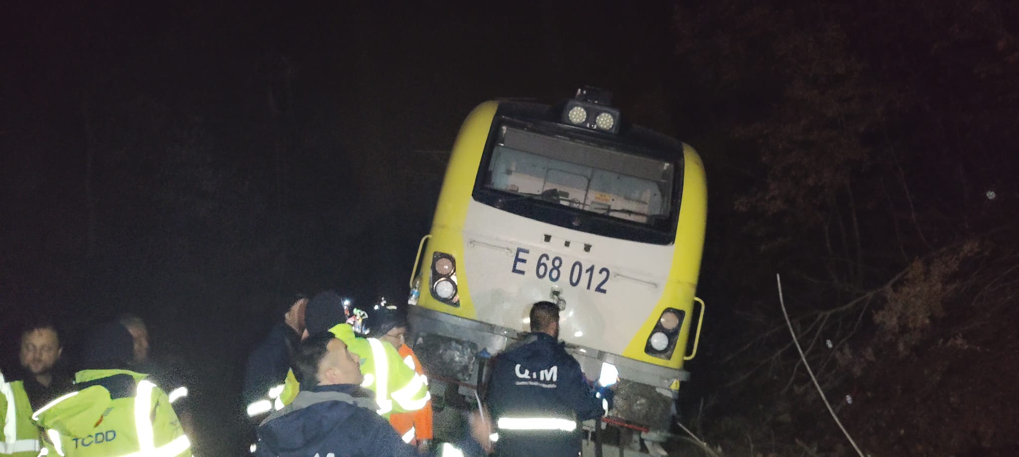 Balıkesir'de toprak kayması sonucu yolcu treni raydan çıktı