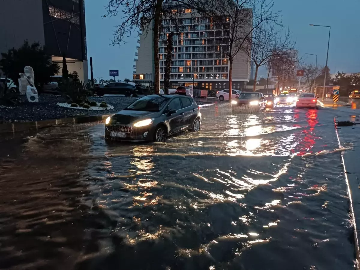 İzmir'de sağanak yağış hayatı olumsuz etkiledi