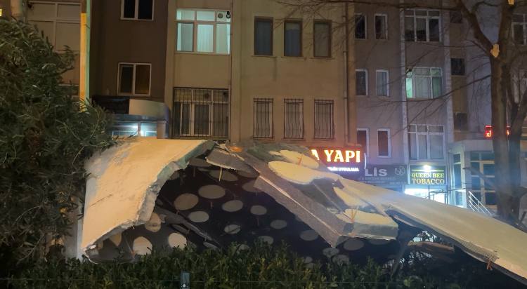 Fırtına nedeniyle Beylikdüzü'nde 15 katlı binanın dış cephesi uçtu; Ataşehir'de ağaç devrildi