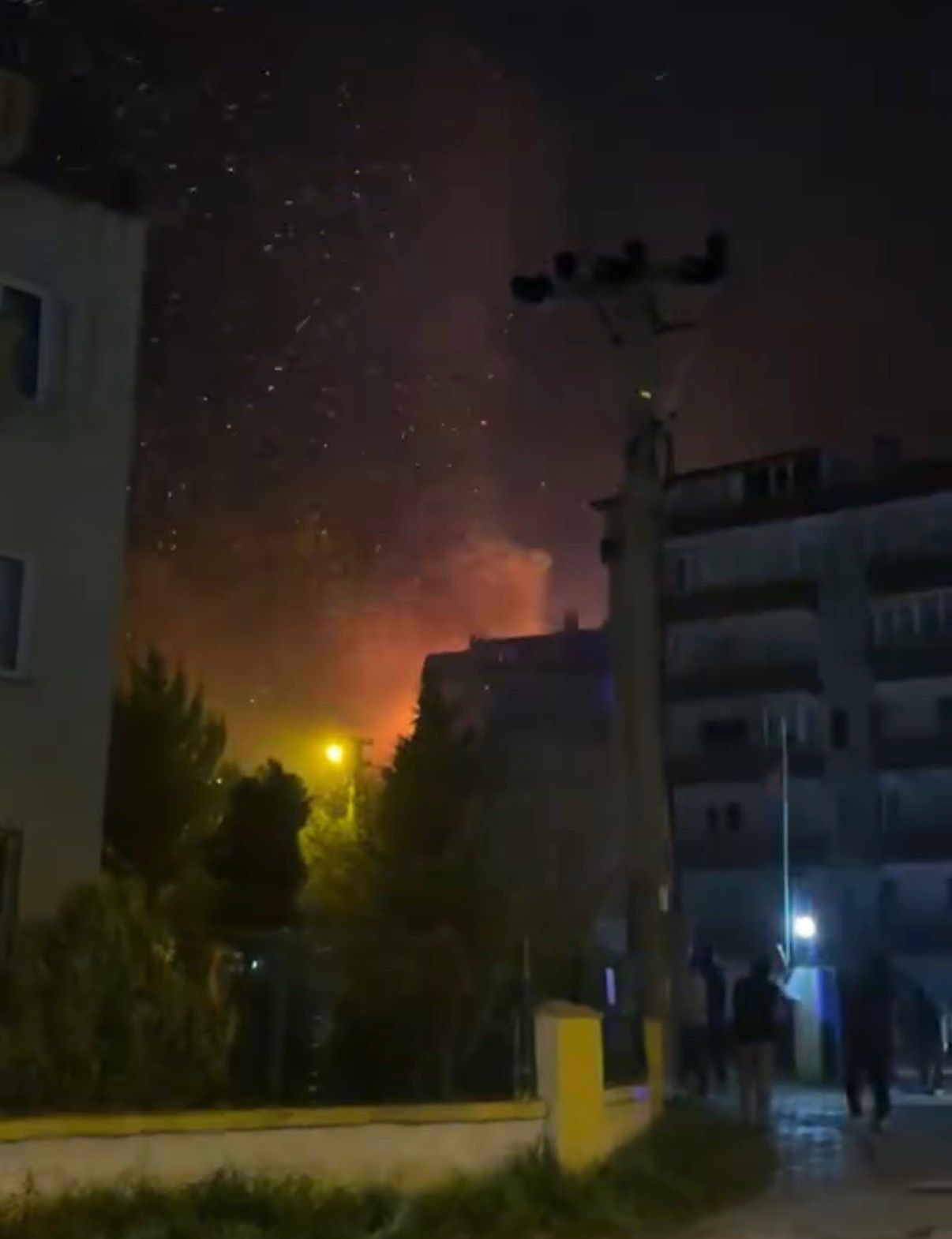 Yalova'da terasta yakılan mangaldan savrulan kıvılcımlarla çatı katı yandı