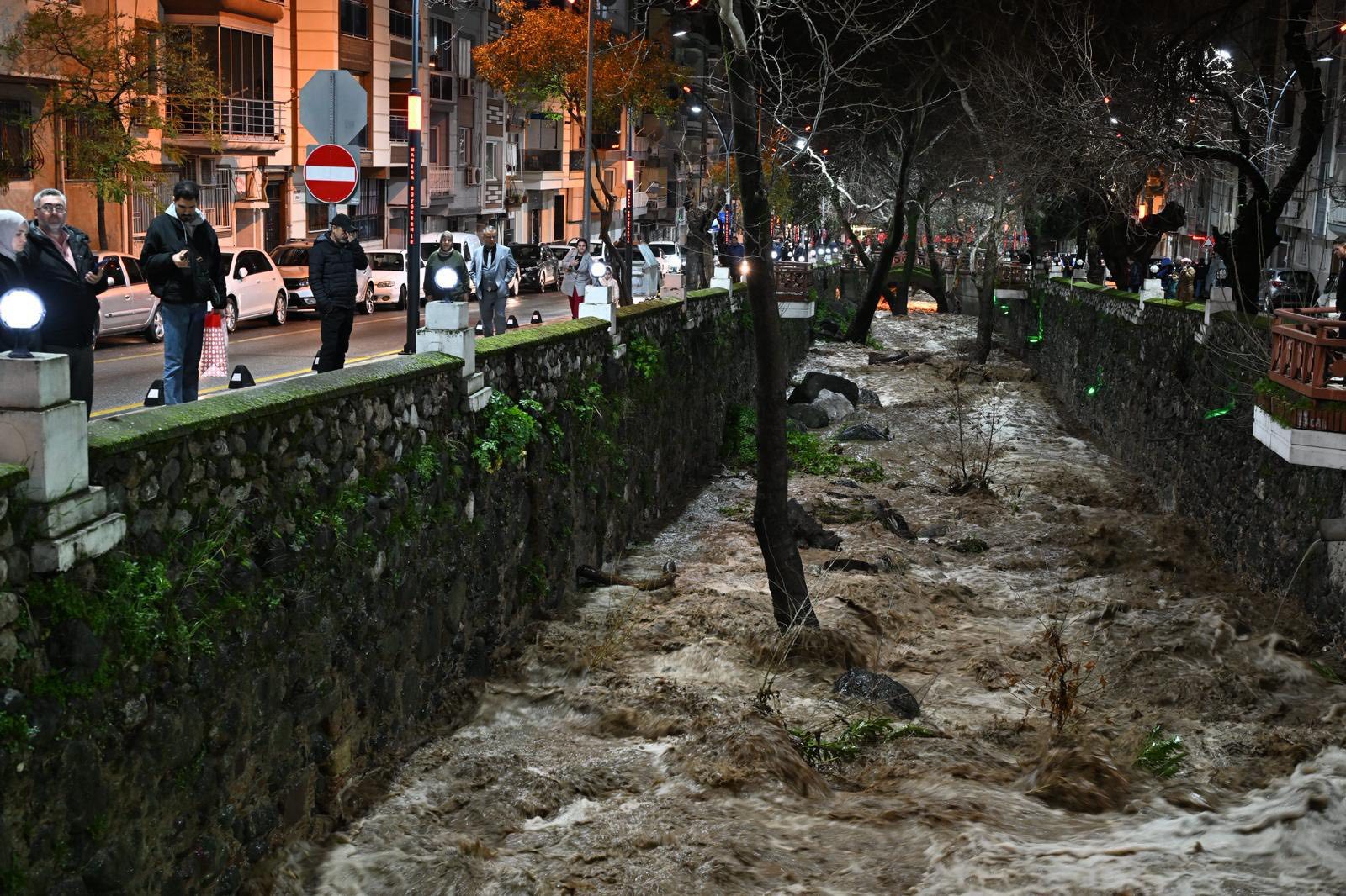 Manisa'da sağanak yağış hayatı olumsuz etkiledi