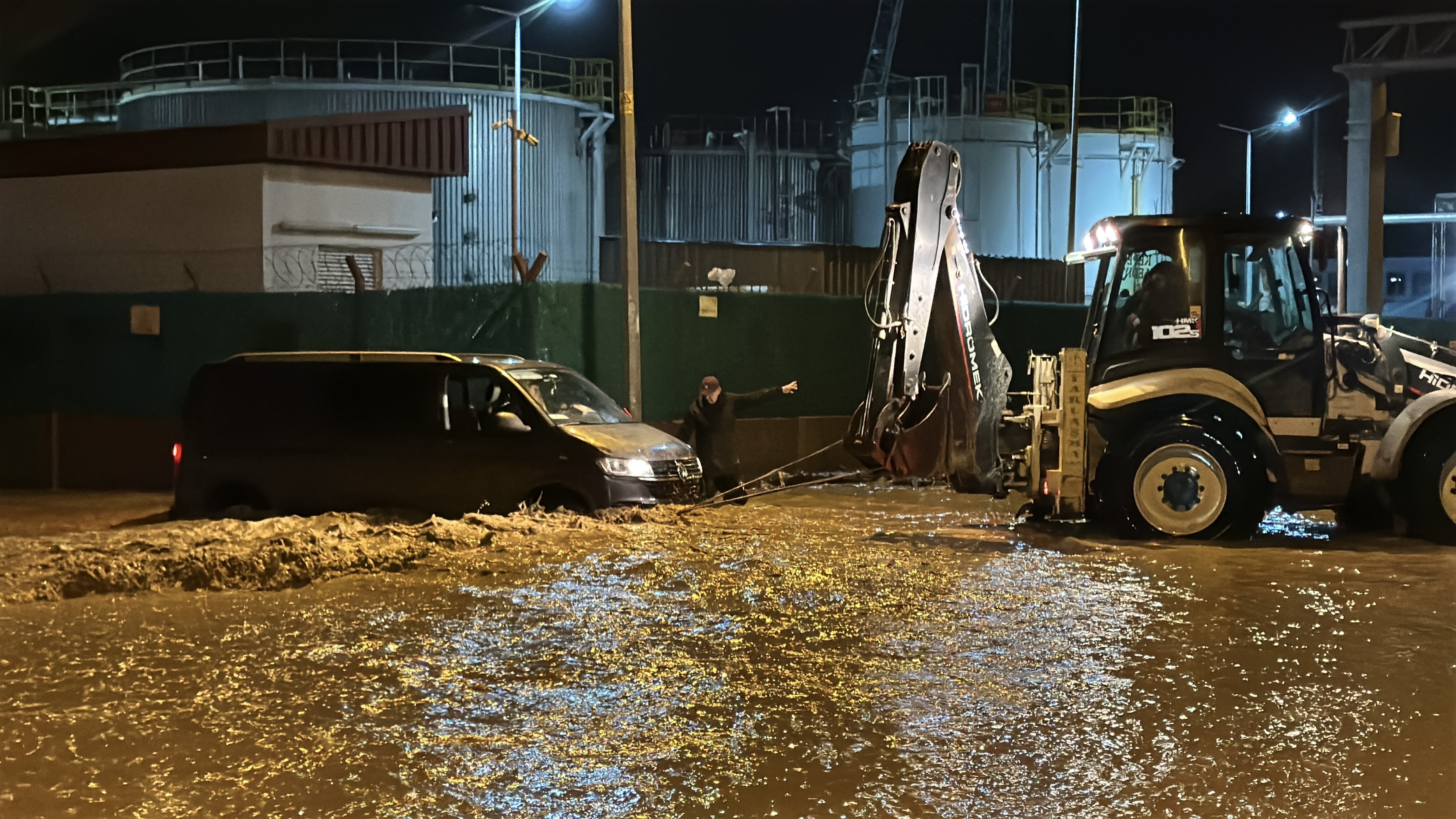 Çanakkale Kepez'de Selde Mahsur Kalan Minibüs İş Makinesiyle Kurtarıldı