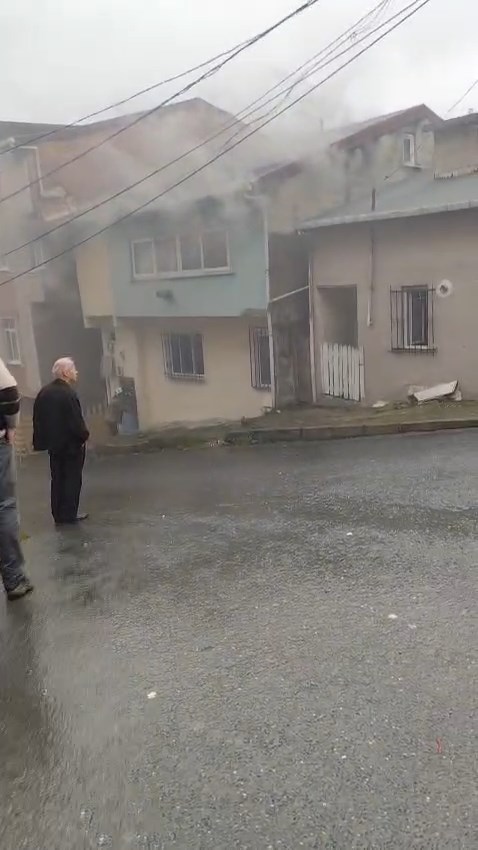 Arnavutköy'de iki katlı evde yangın çıktı: 2 kişi dumandan etkilendi