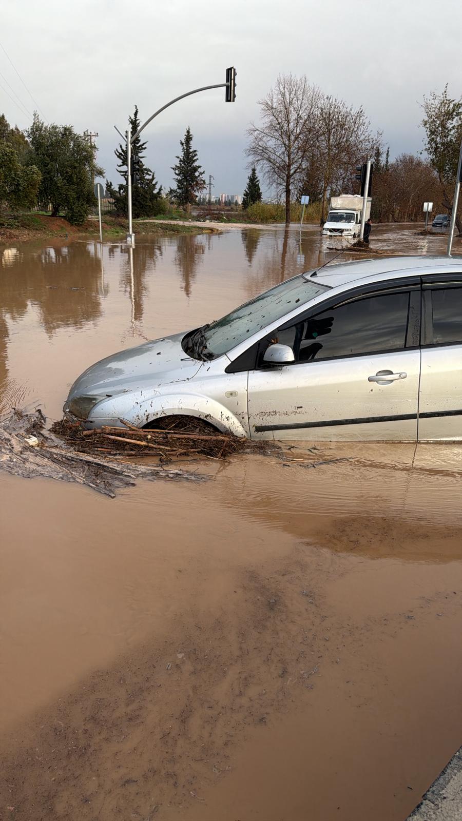 Adana'da sağanak yağış hayatı olumsuz etkiledi