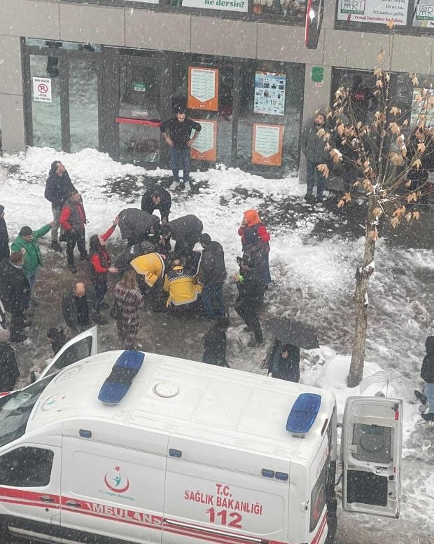 Bingöl'de çatıdan üzerine kar kütlesi düşen kadın hayatını kaybetti