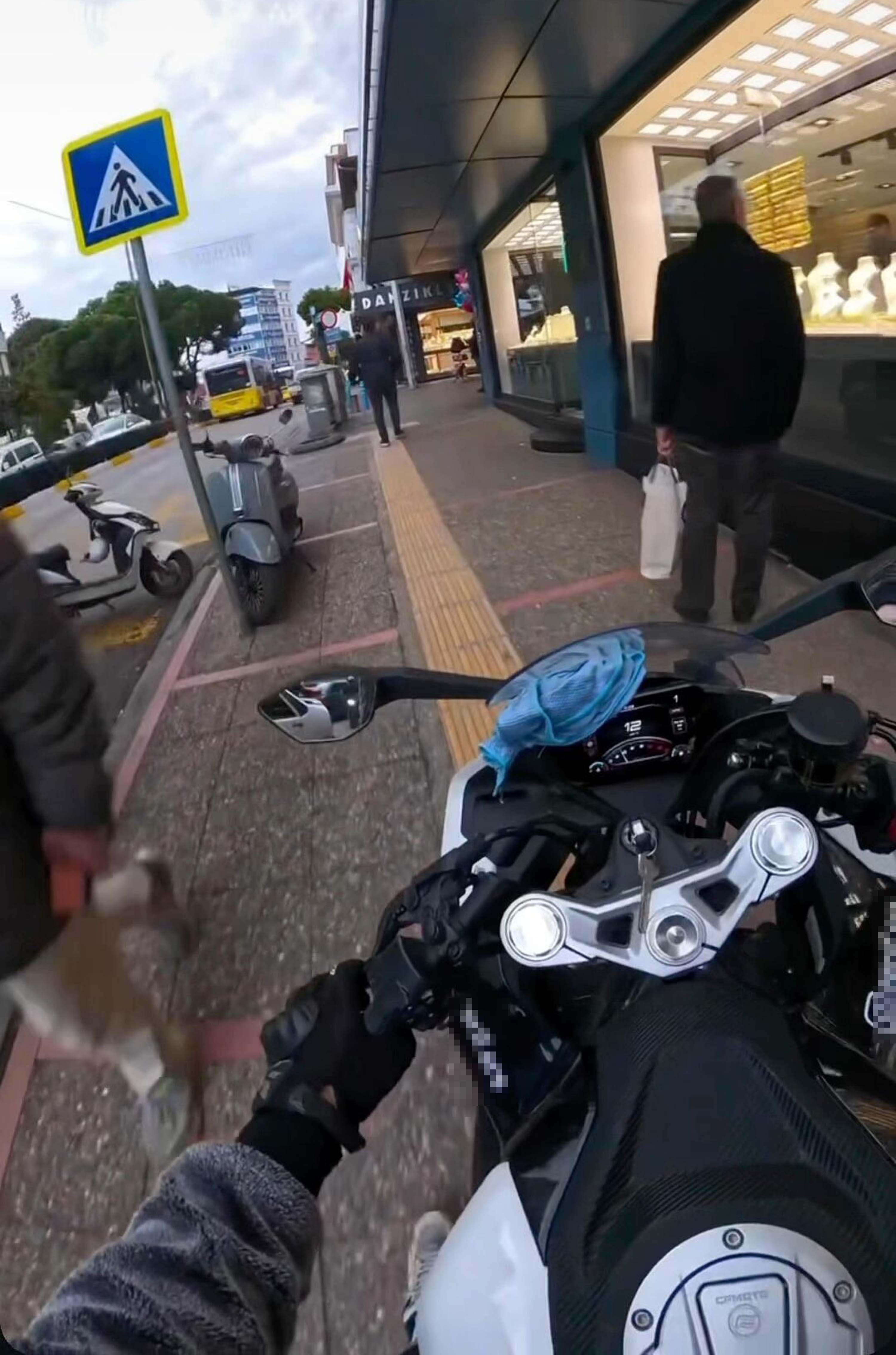 Aydın'da motosikletiyle trafiği tehlikeye atan sürücüye 21 bin TL ceza kesildi