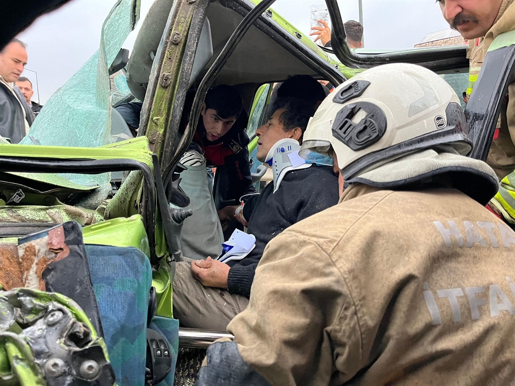 Hatay'da minibüs otomobille çarpıştı: 1'i ağır 5 yaralı
