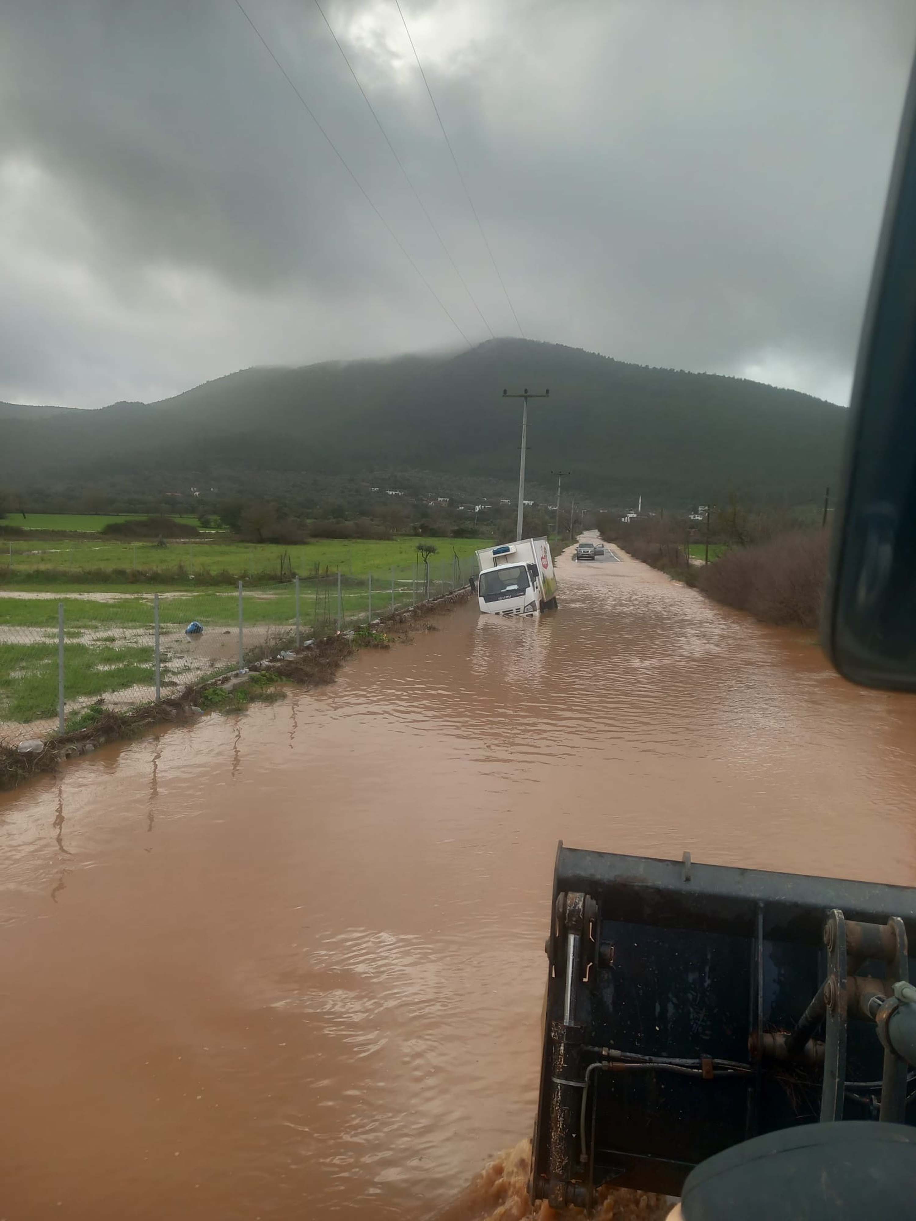 Bodrum'da sağanak kabusu: Kamyonet yolda kaldı, evleri su bastı