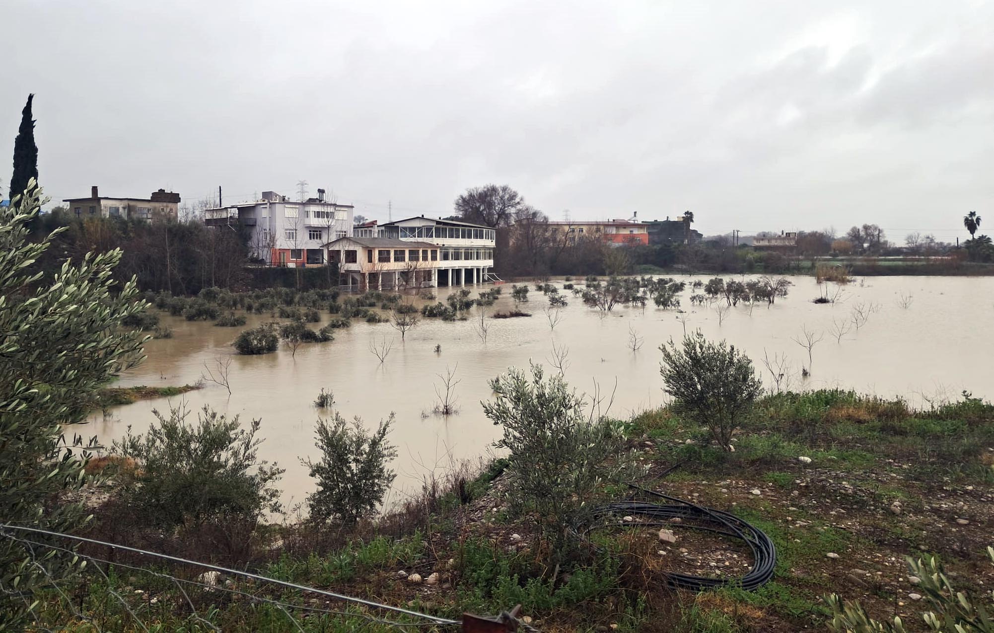 Antalya Serik'te yağışlar taşkına yol açtı: Köprüçayı Irmağı yükseldi