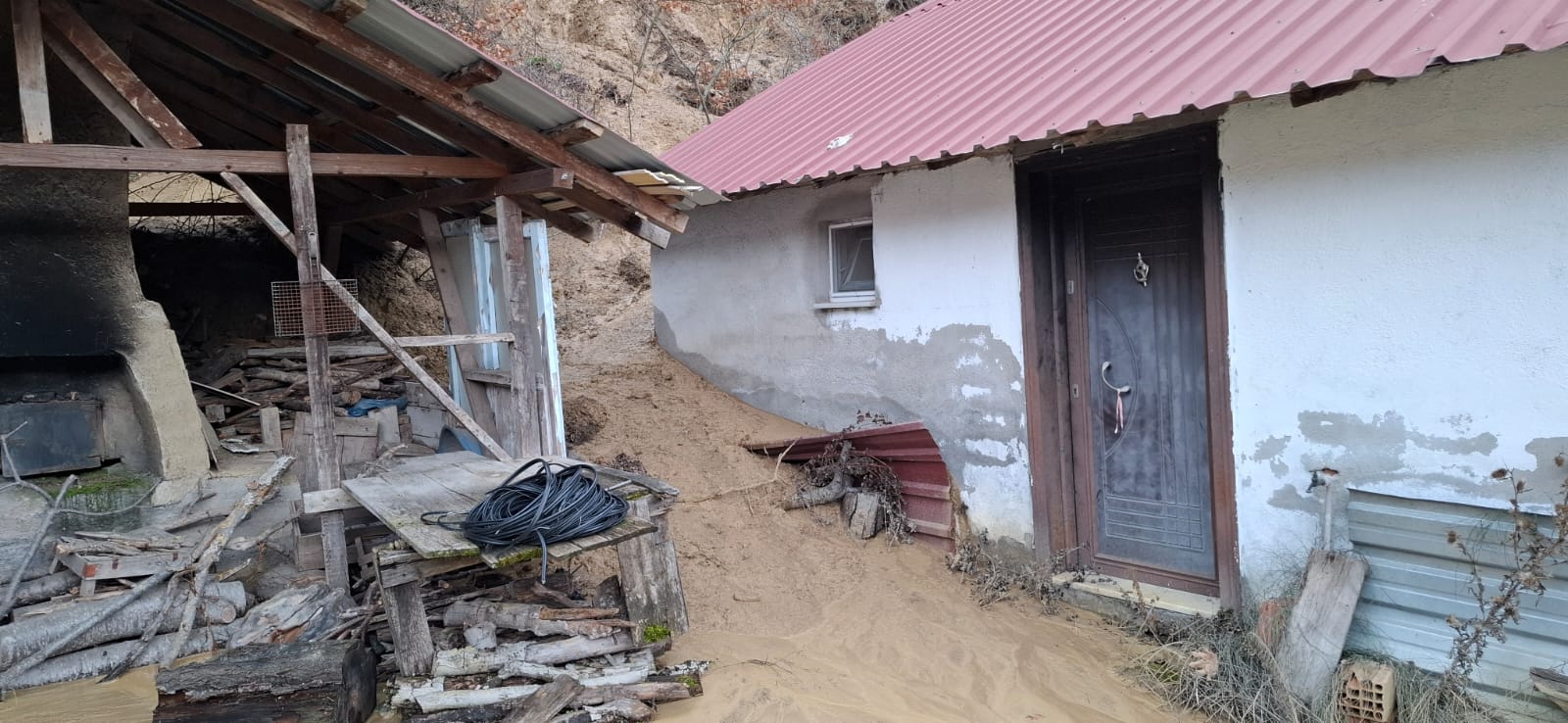 Bolu'da heyelan sonrası 3 ev, tedbir amacıyla boşaltıldı