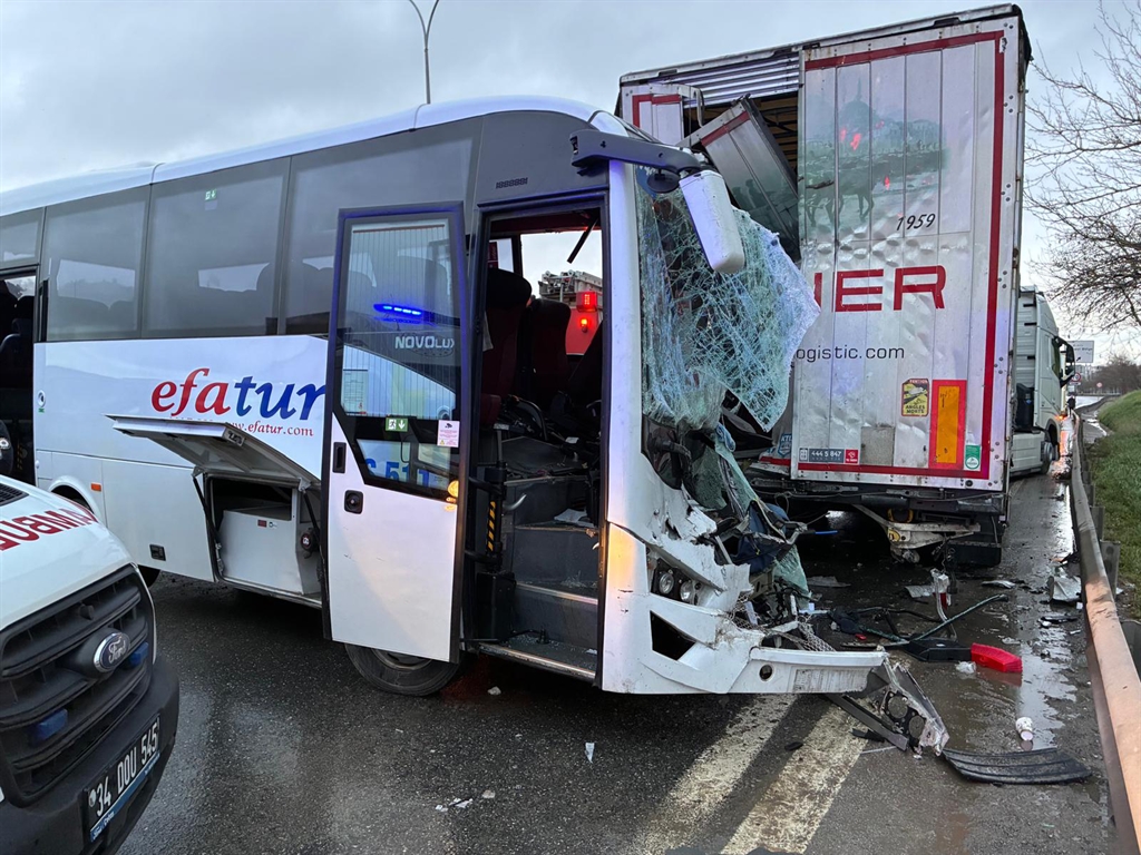 Kurtköy'de midibüs kazasında 13 kişi yaralandı
