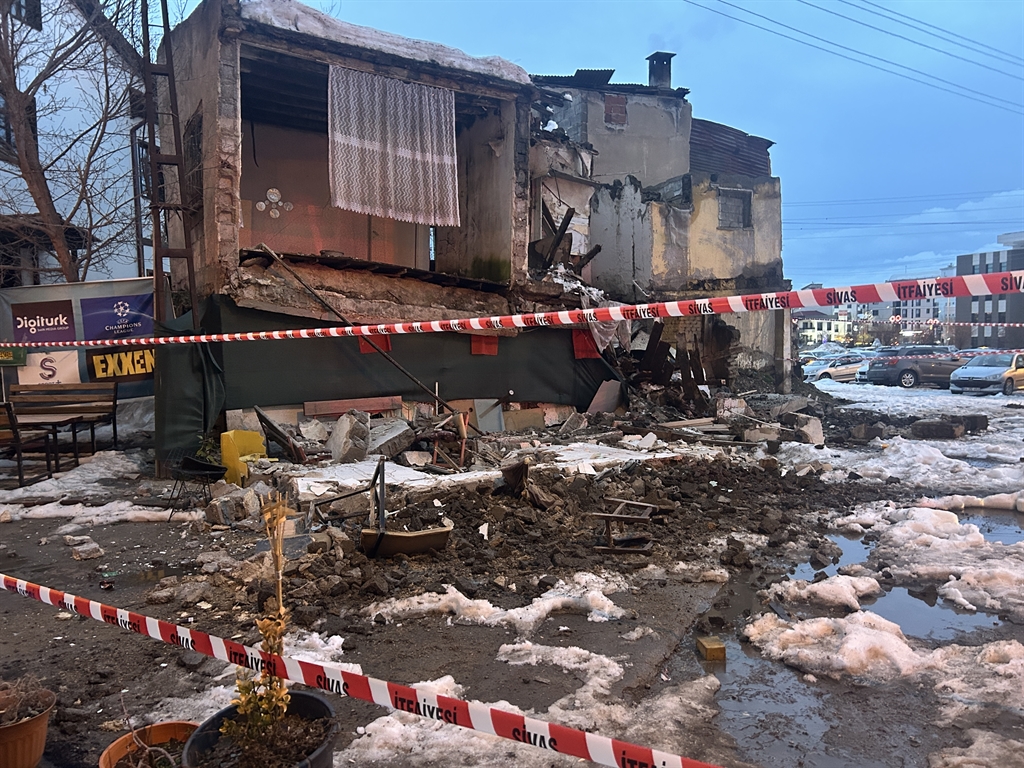 Sivas'ta metruk bina çöktü, mahallede panik yaşandı