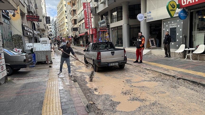 İzmir Alsancak'ta esnaf altyapı çalışmalarından şikayetçi