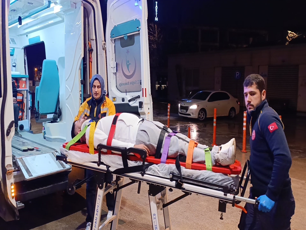 Bursa İnegöl'de 2 otomobil kafa kafaya çarpıştı: 3 kişi yaralandı
