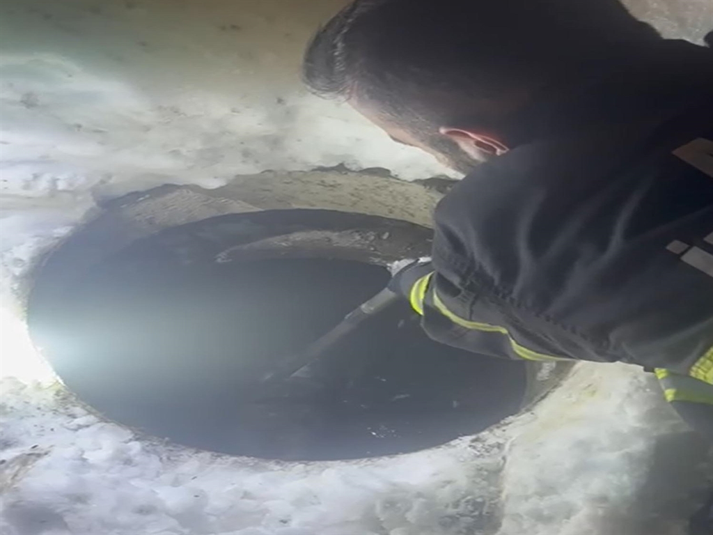 Muş'ta kuyuya düşen köpek itfaiye ekiplerince kurtarıldı
