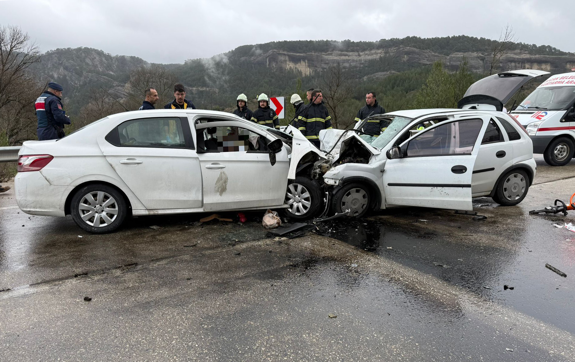 Burdur'da iki otomobil kafa kafaya çarpıştı: 6 ölü, 6 yaralı
