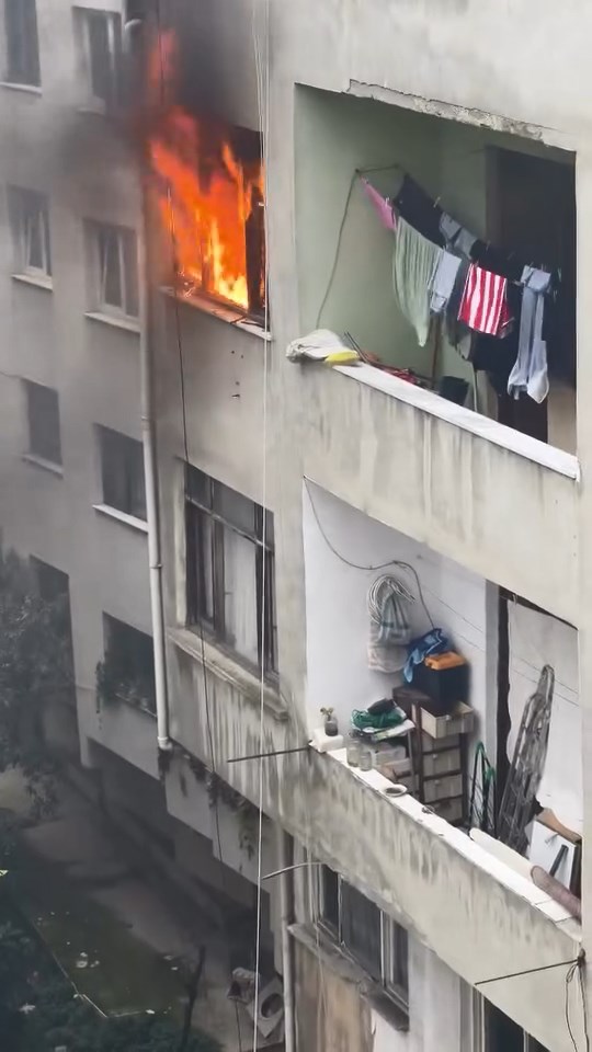 Şişli'de 5 katlı binada çıkan yangın söndürüldü