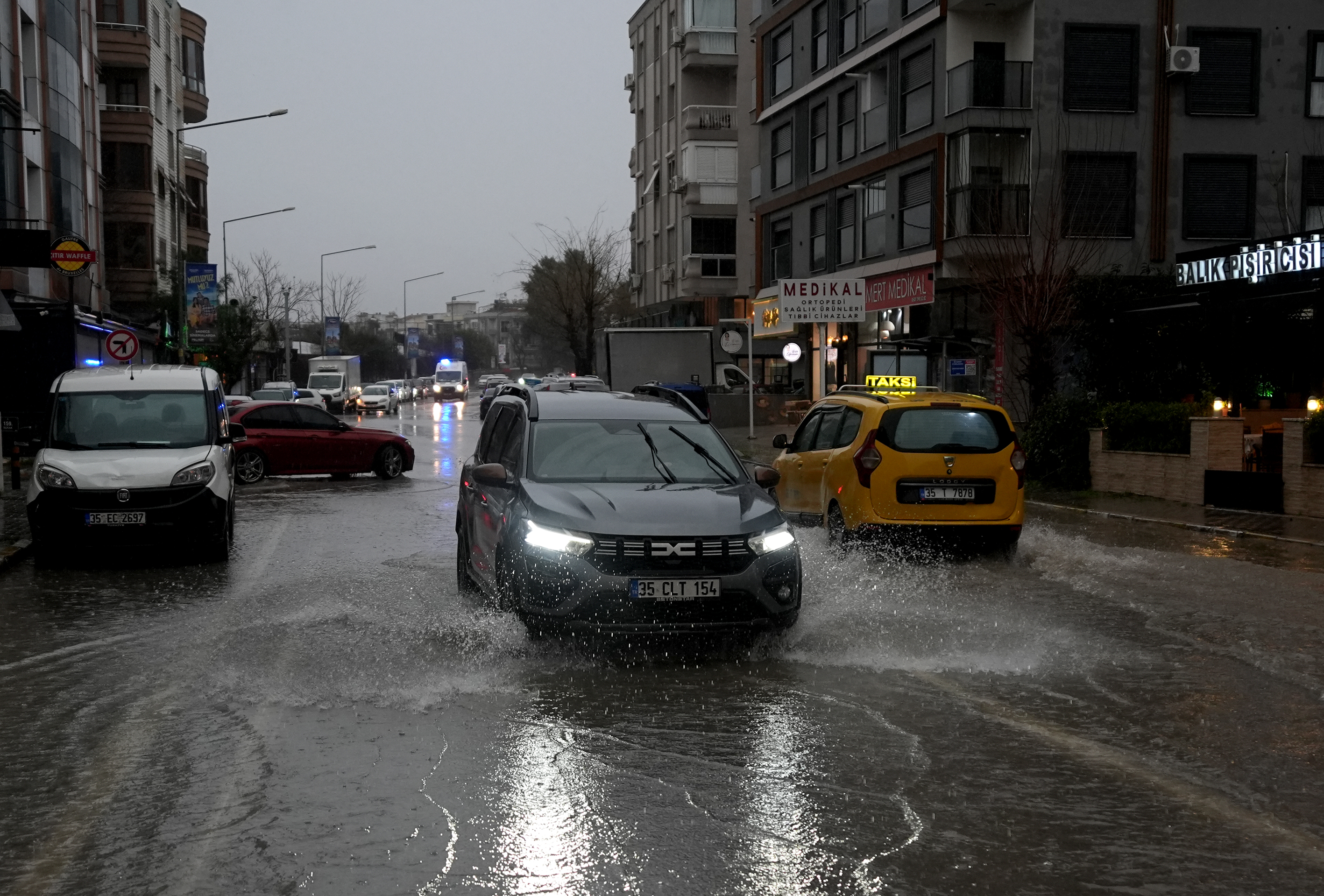 İzmir'de Sağanak Yağış Hayatı Olumsuz Etkiledi