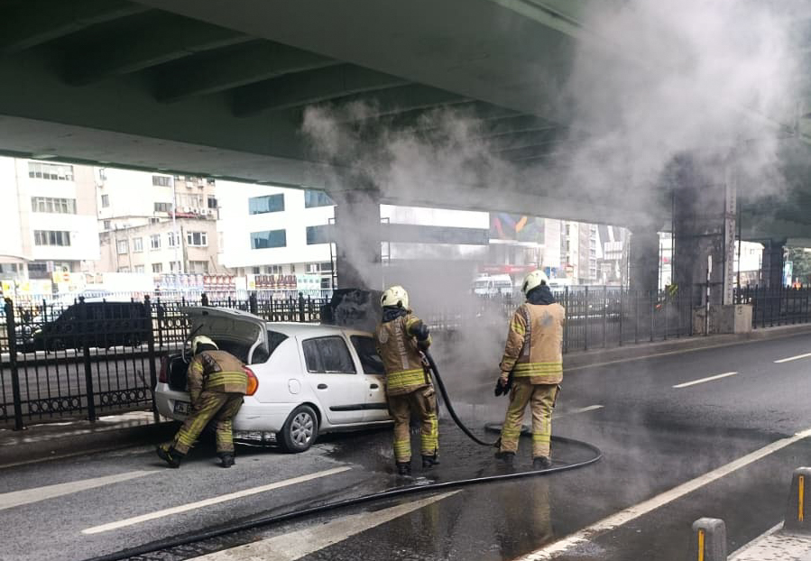 Şişli'de Seyir Halindeki Otomobil Alev Alev Yandı
