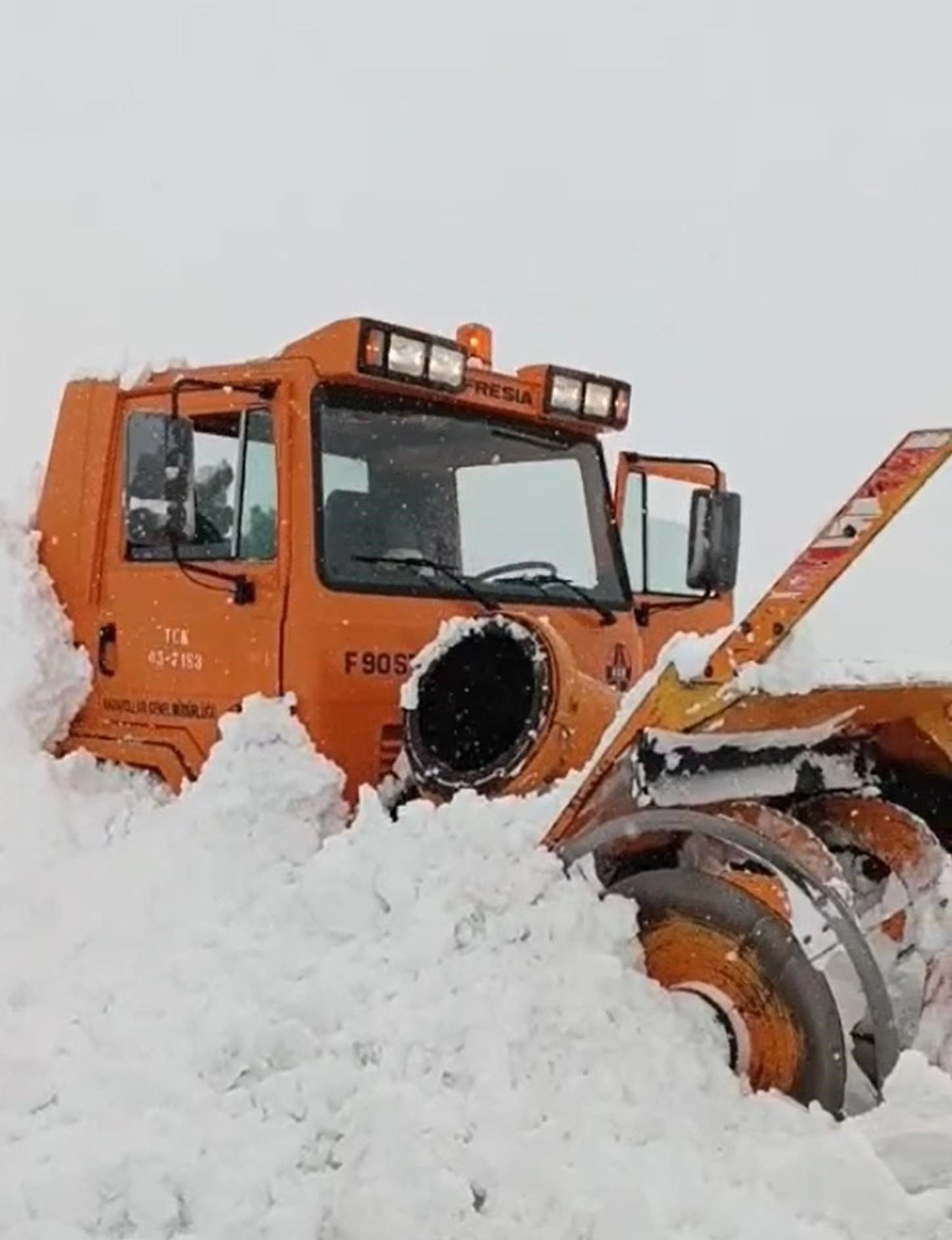 Muş'ta Kar Savurma Aracının Üzerine Çığ Düştü