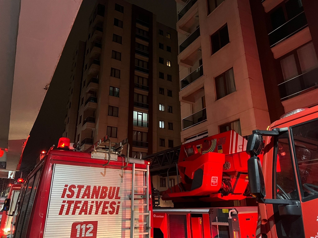 Zeytinburnu'nda site otoparkında yangın: 5 araç zarar gördü