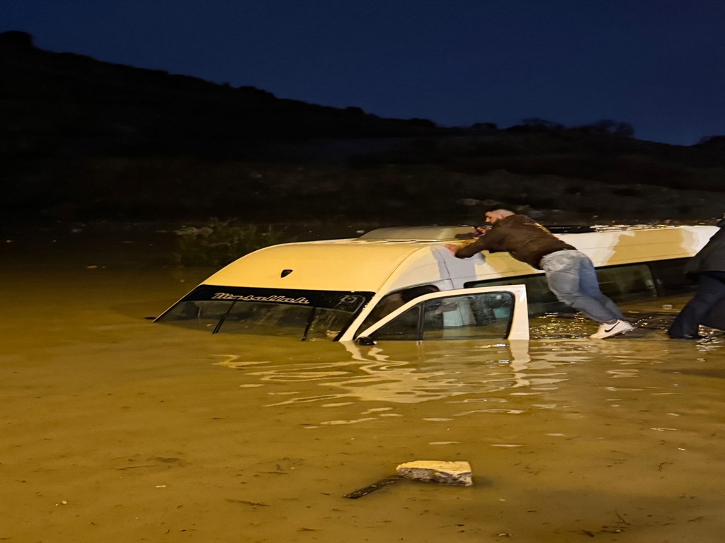 Aydın'da suya gömülen minibüsteki 20 yolcu kurtarıldı