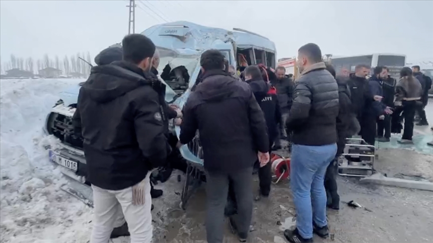 Hakkari'de otobüs ile minibüs çarpıştı: 18 yaralı