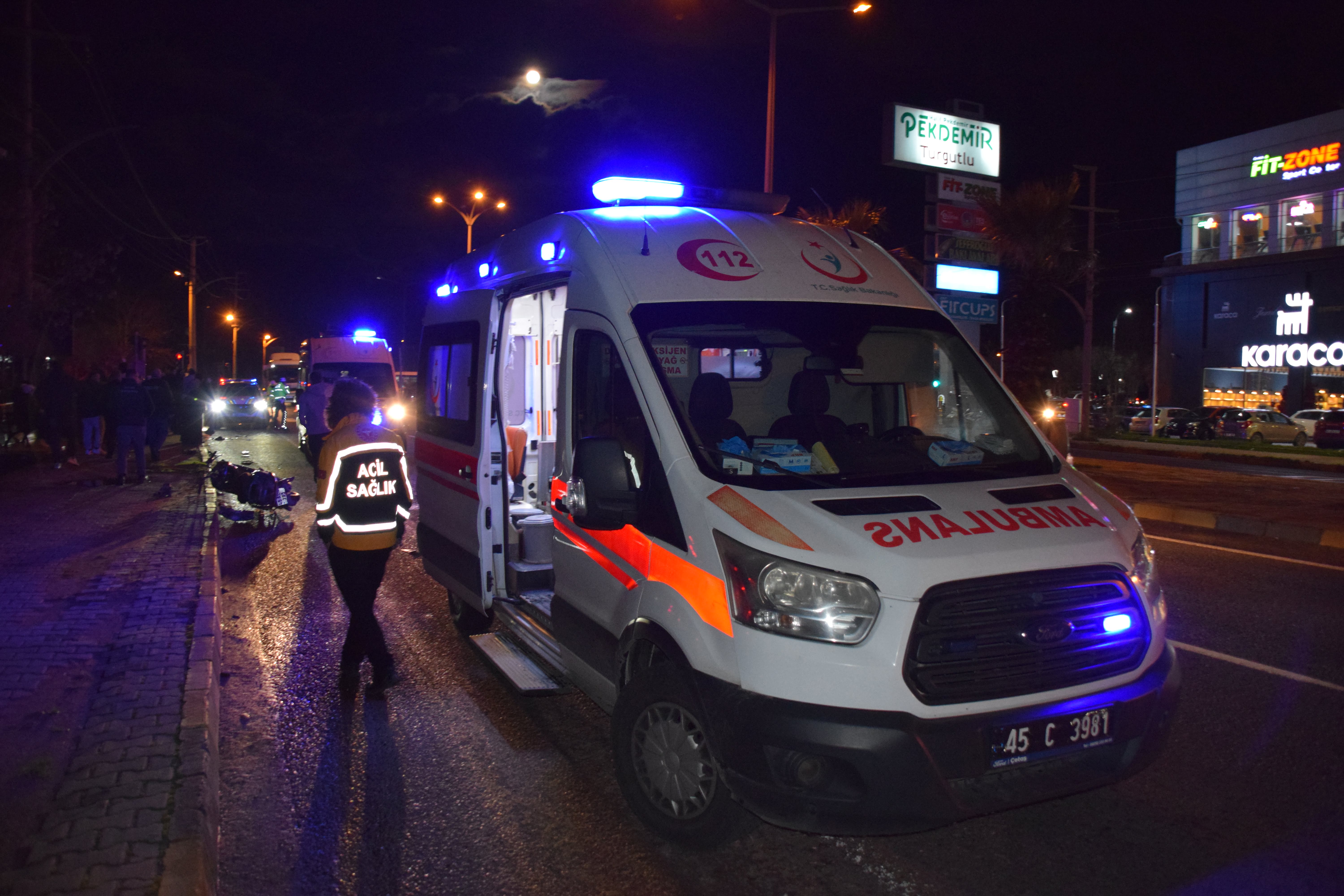Manisa'da otomobil ile motosikletin çarpıştığı kazada biri ağır 2 kişi yaralandı