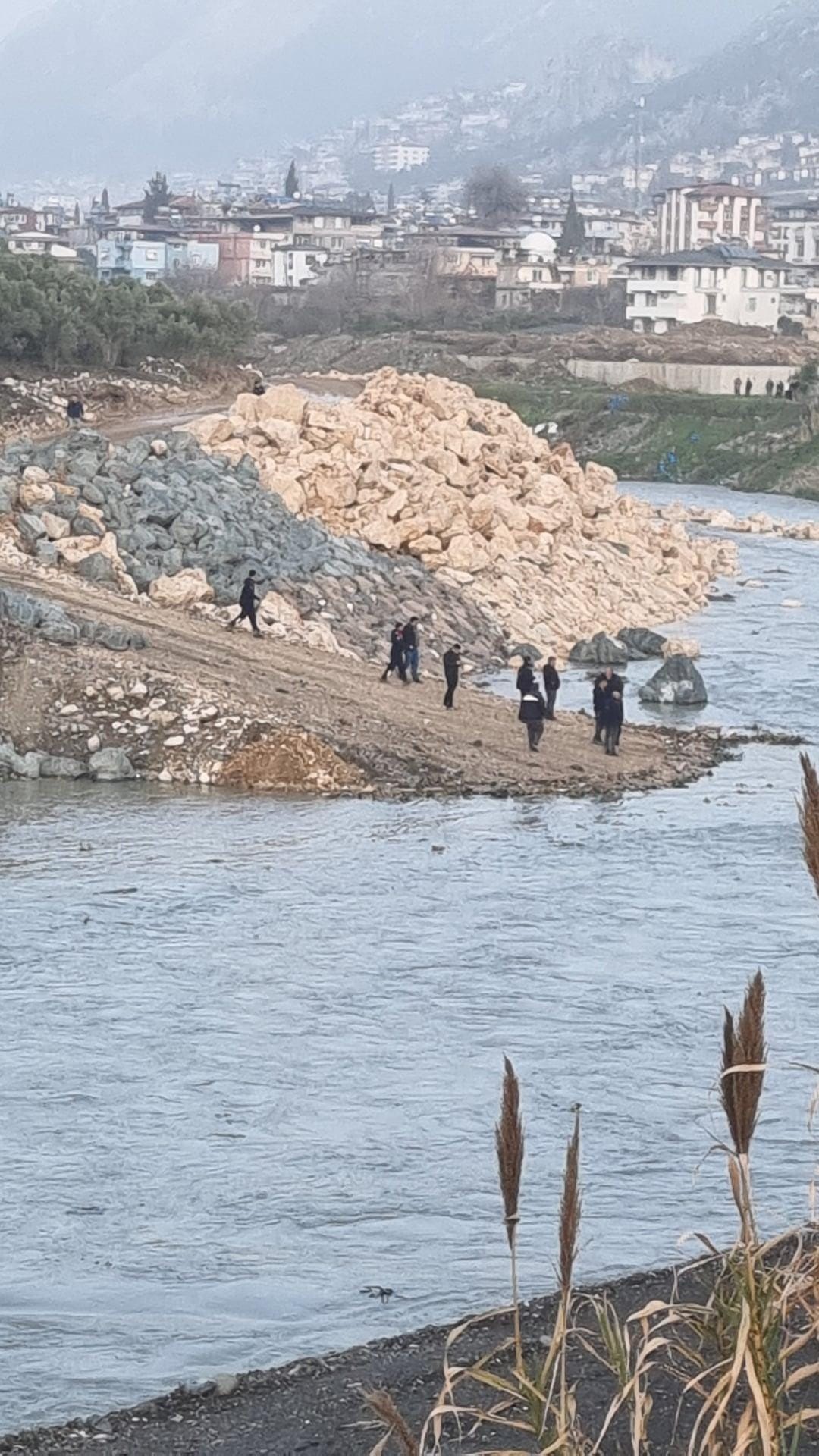 Hatay'da Asi Nehrine düşen kişi akıntıda kayboldu