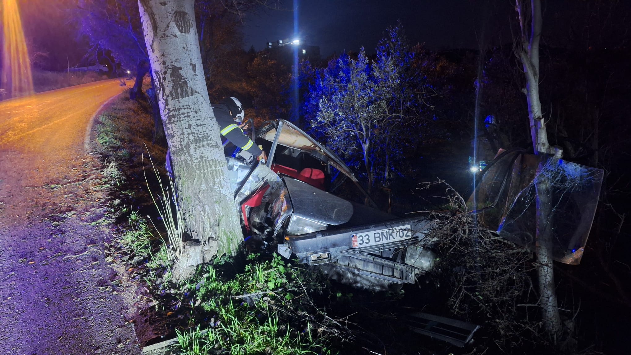 Hatay'da ağaca çarpan otomobilin sürücüsü yaralandı