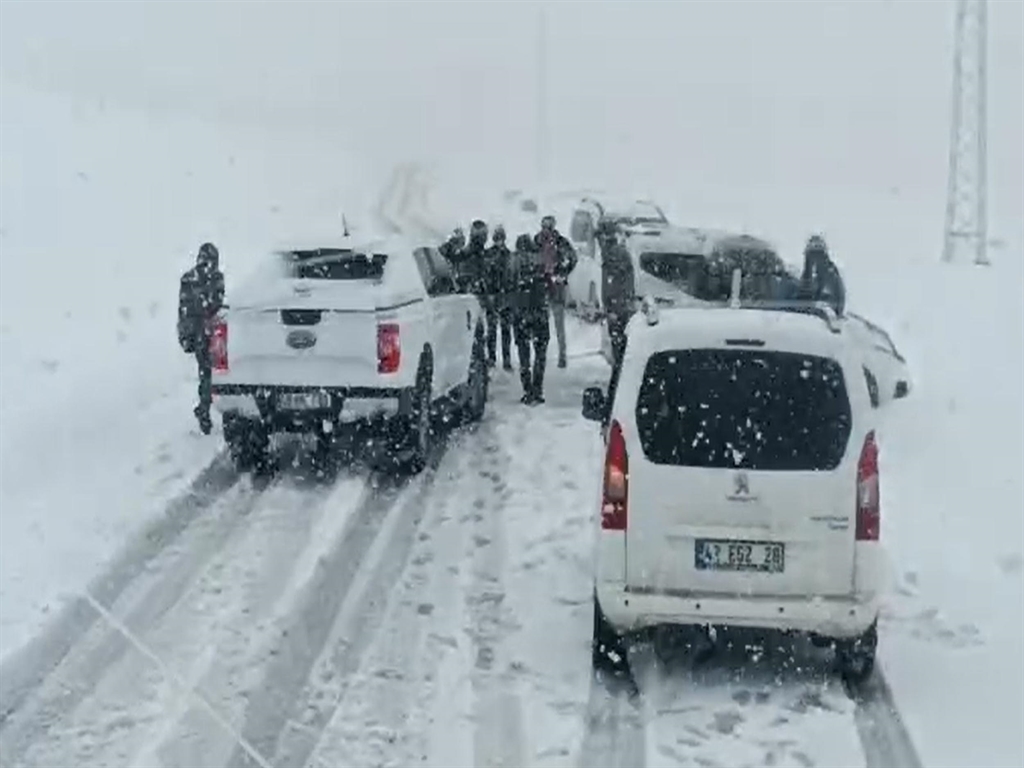 Muş'ta kar ve fırtına ulaşımı felç etti: Mahsur kalanlar kurtarıldı
