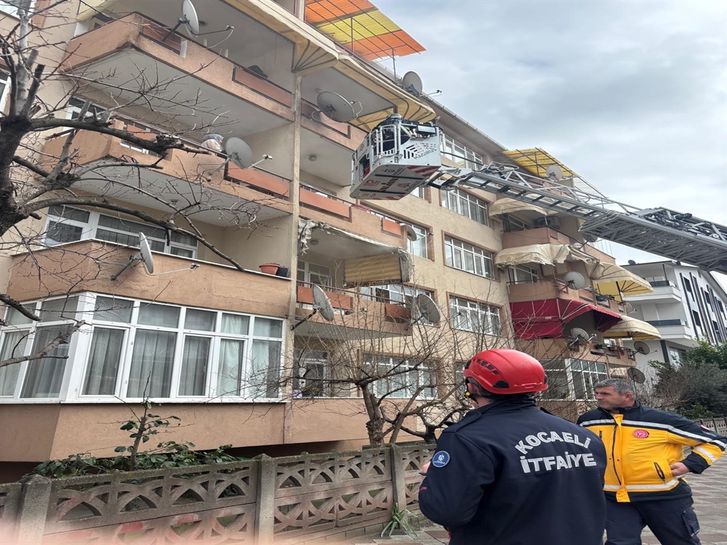 Gölcük'te apartman dairesinde çıkan yangında evli çift etkilendi