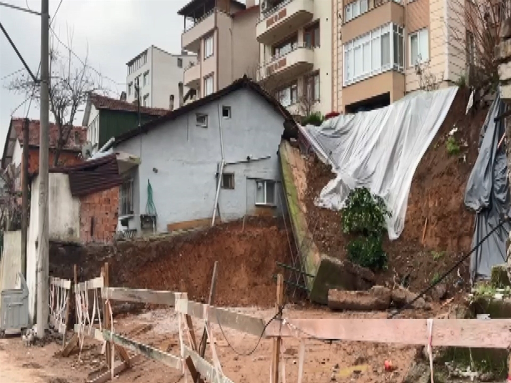 Kocaeli'de istinat duvarı çökmesi binada hasara yol açtı