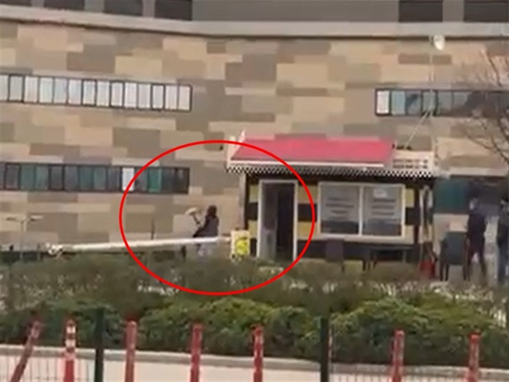Taksiye binemeyen kadın, durak camlarını kırdı:O anlar kamerada