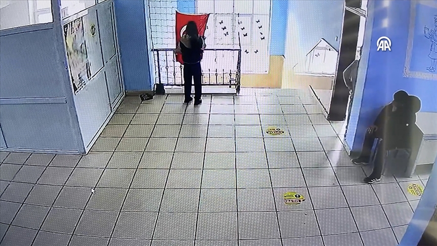Diyarbakır'da öğrencinin bayrak hassasiyeti kameraya yansıdı