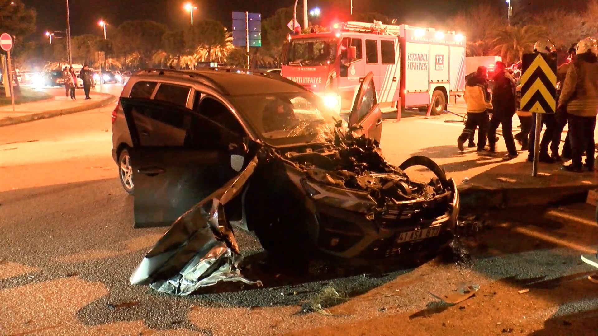 Maltepe'de iki otomobil kafa kafaya çarpıştı: 6 kişi yaralandı