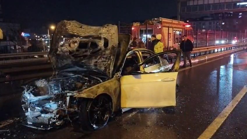 Kadıköy'de seyir halindeki otomobil alev aldı
