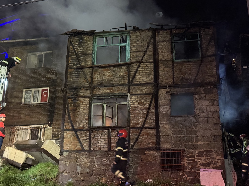 Kocaeli'de iki katlı binada çıkan yangın söndürüldü