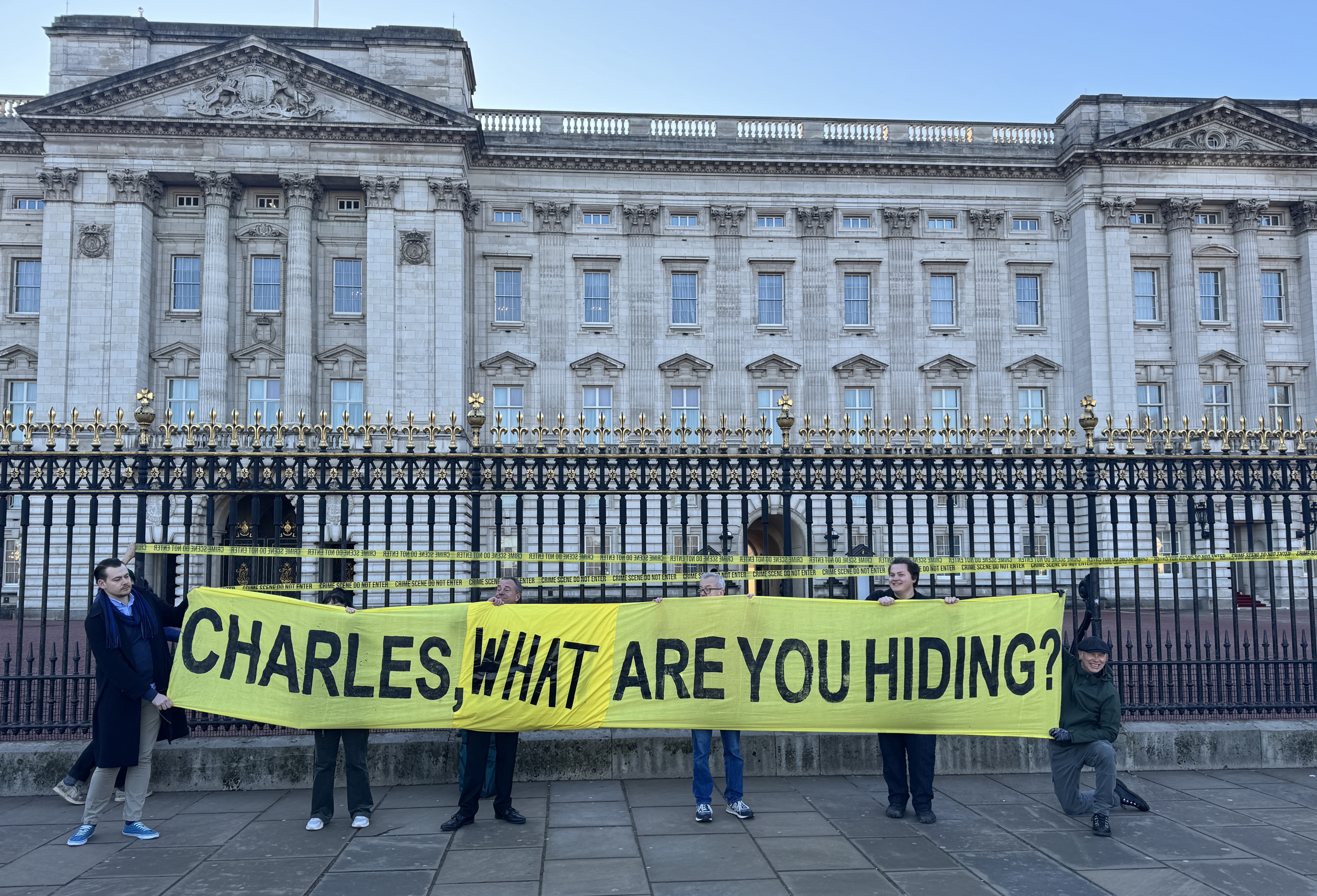 Protestocular Buckingham'a şerit çekti: 'Burası bir suç mahallidir'
