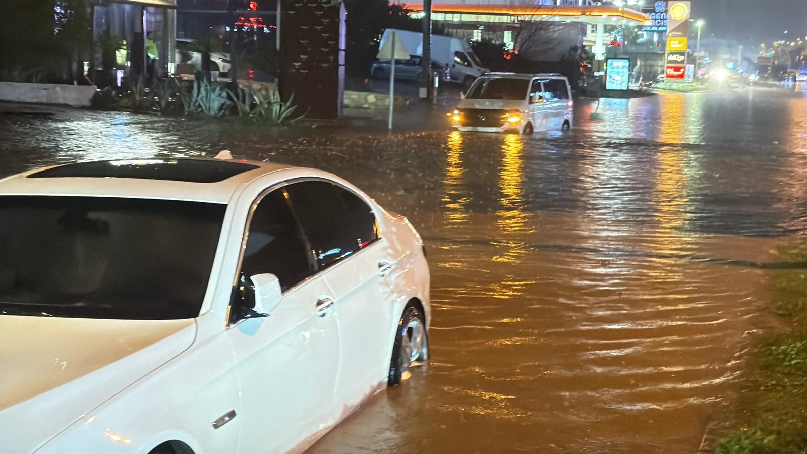Bodrum'da sağanak yağış hayatı olumsuz etkiledi