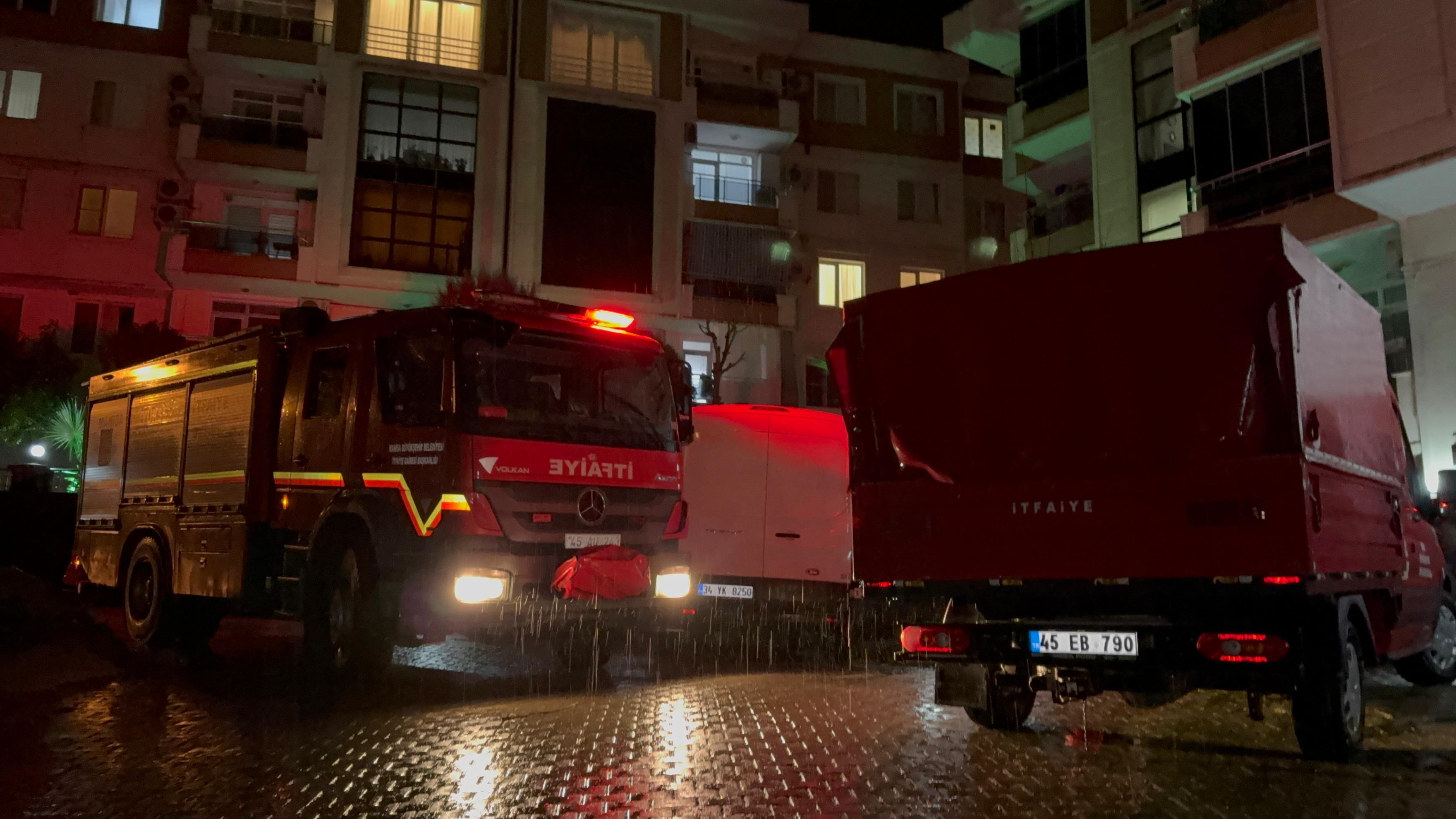 Manisa'da heyelan: Sitenin istinat duvarı çöktü