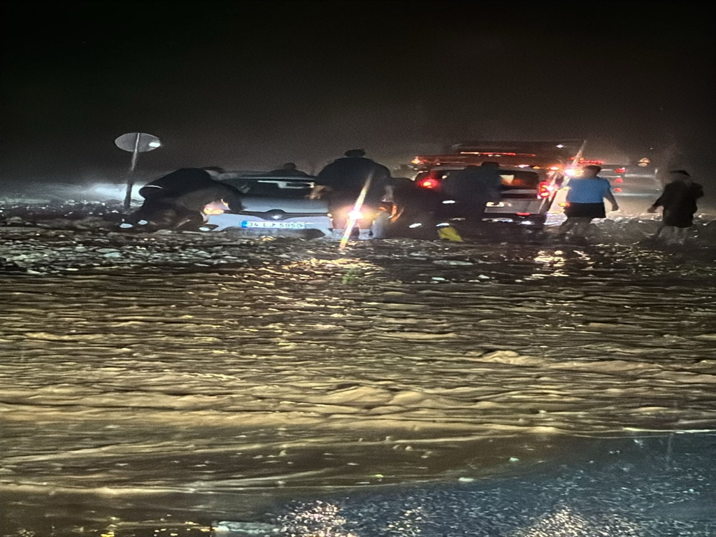 Bodrum'da sağanak yağış hayatı durma noktasına getirdi