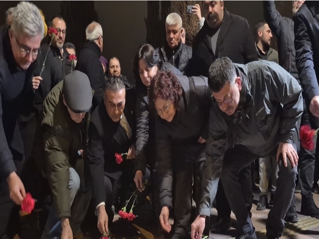 Malatya'da 6 Şubat anması: Saat 04.17'de karanfiller bırakıldı