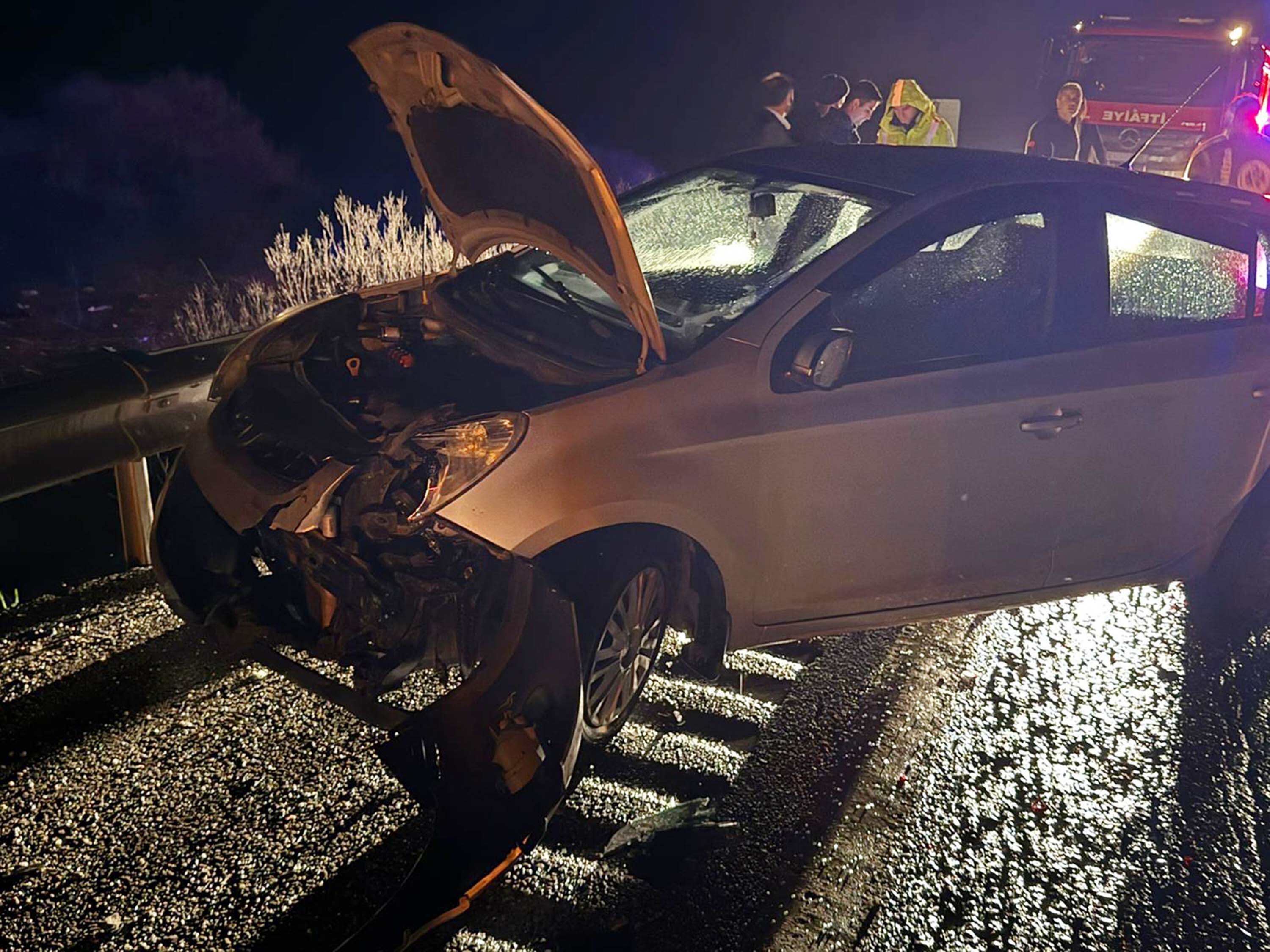 Manisa'da kaza yapan otomobile başka bir otomobil çarptı: 2 yaralı var