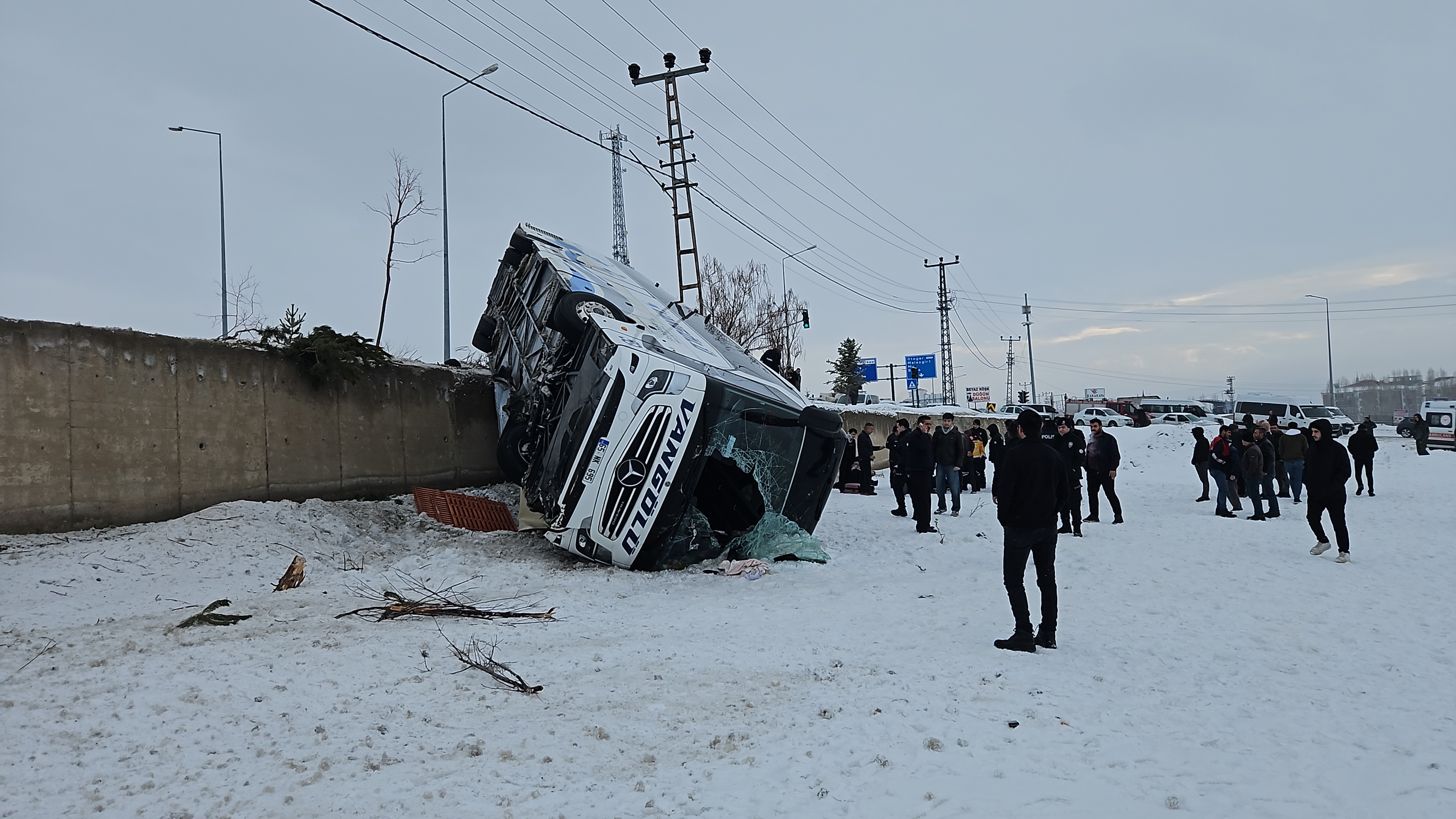 Ağrı'da Yolcu Otobüsü İstinat Duvarından Araziye Devrildi