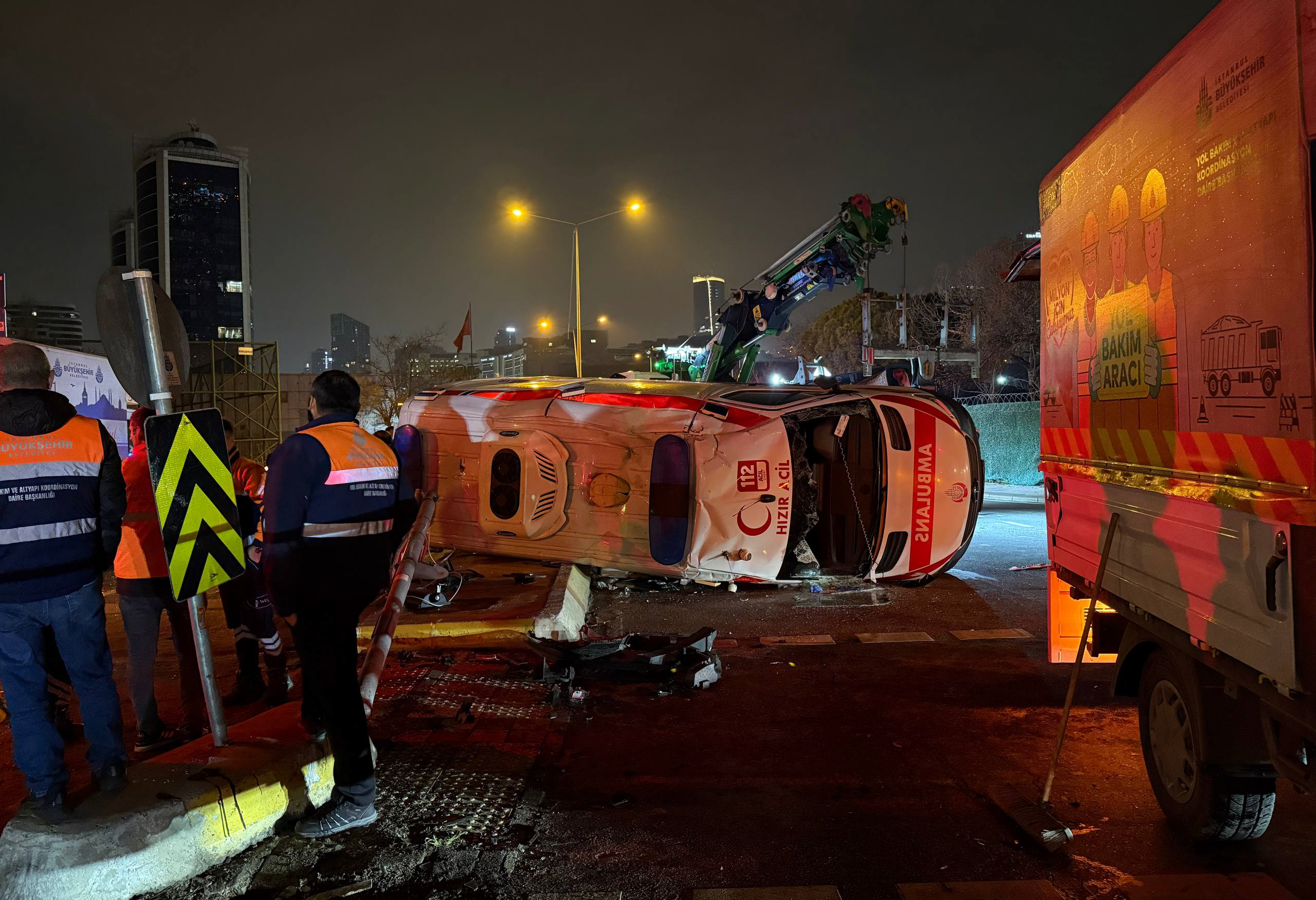 İstanbul'da Ambulans ile Otomobil Çarpıştı