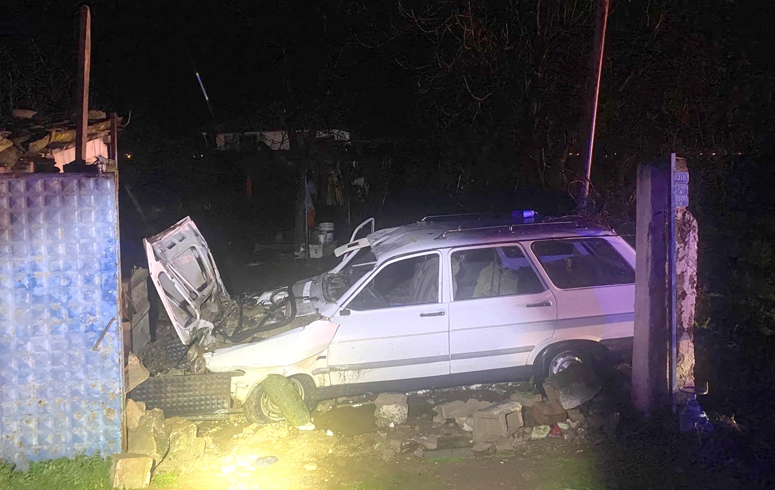 İzmir Ödemiş'te otomobil bahçe duvarına çarptı