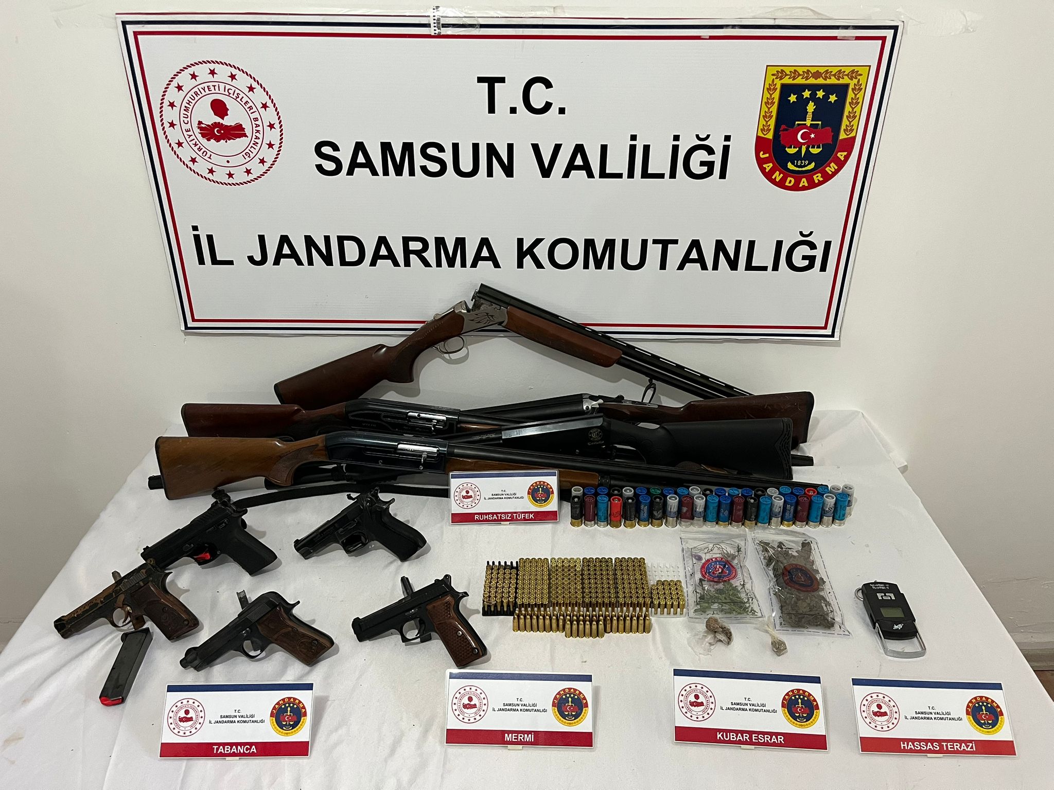 Samsun'da uyuşturucu ve ruhsatsız silah operasyonu