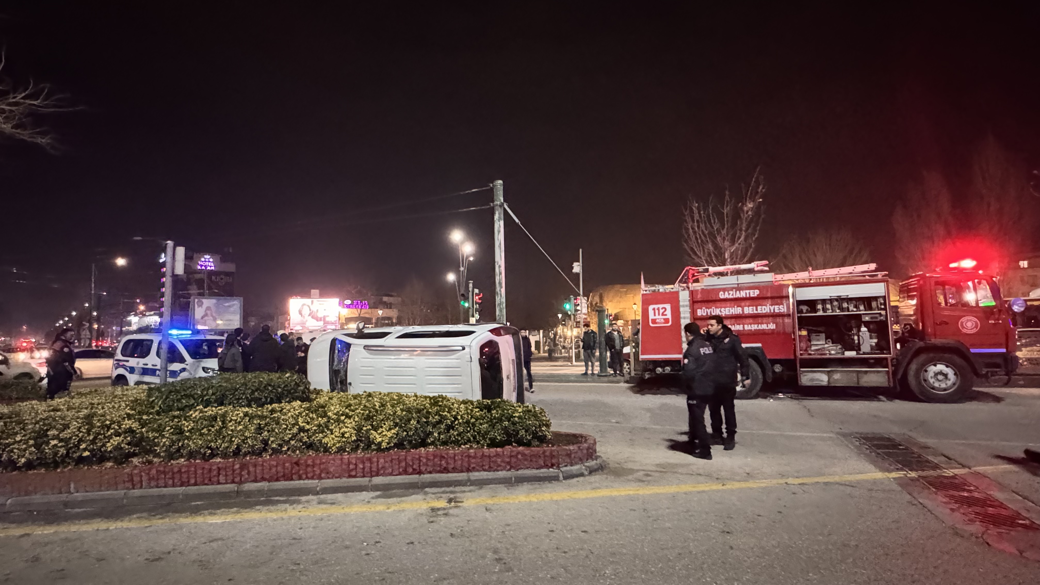 Gaziantep'te trafik kazası: Hafif ticari araç ile otomobil çarpıştı